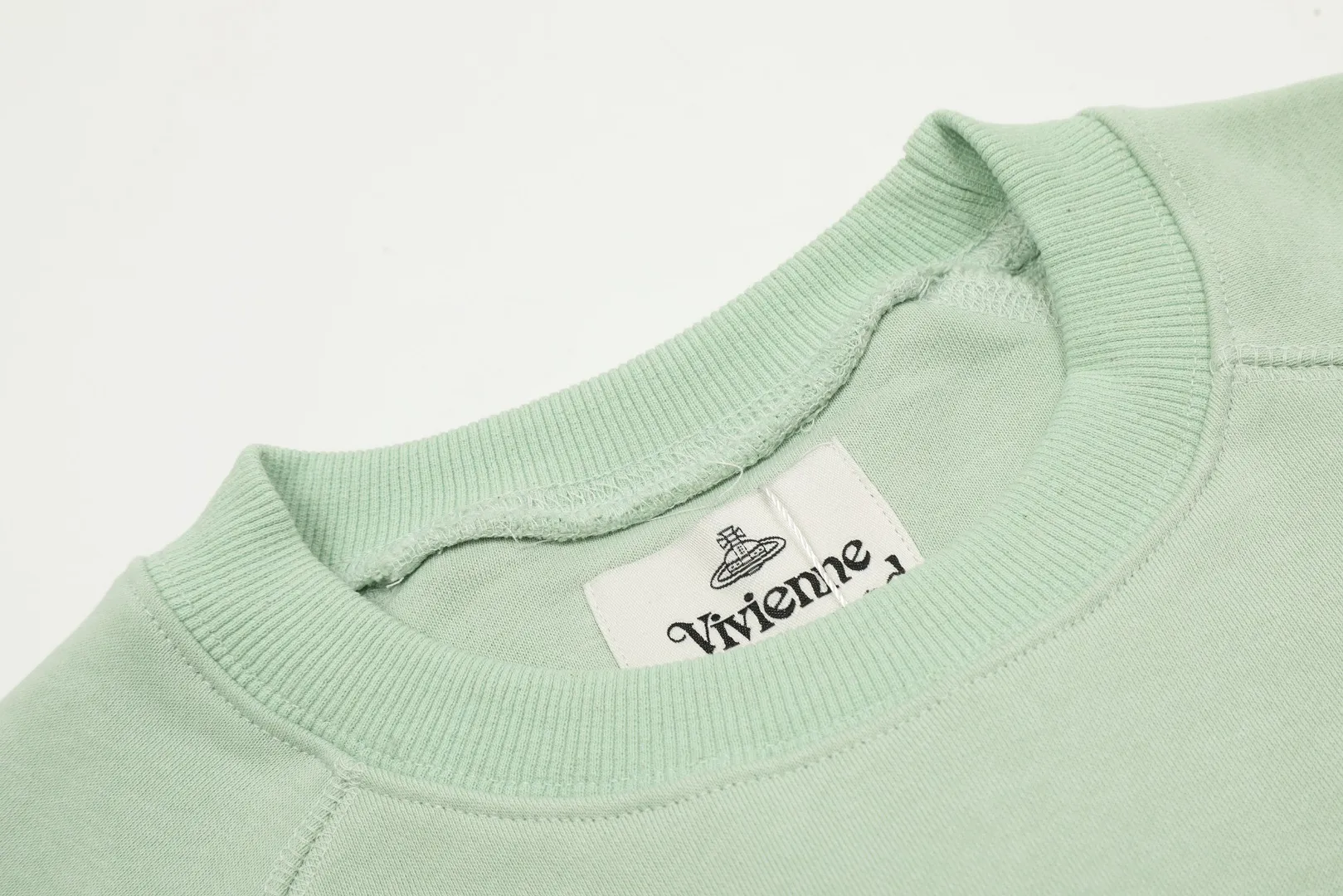 VIVI07# "Exclusive hot style" vivienne west wood West Queen Vivienne Saturn classic small label round neck sweatshirt, the top hot style in 2024, no need to say more, just open the details directly YB mold opening, correct overlock neckline details ⚠️The authentic product is the overlock threaded collar, there is no collar strip. Our family only makes the right version, and we are careful to ensure that the first release of the Queen Mother on the whole network is accurate. The full series of correct accessories, every detail is completely restored Straight up to full Size: XS-L